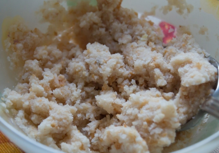 1. Этап. Котлеты из икры: Замочите сухари в воде.