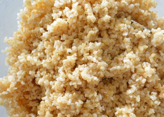 1. Этап. Тайский салат из булгура: 1. Отварите булгур до готовности, затем остудите крупу в течение 2-ух часов, можно оставить на ночь, вилкой разомните его, чтобы не было крупных комочков.