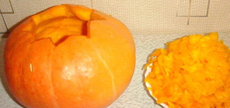 1. Этап. Куриное рагу в тыкве: И вот получился тыквенный горшочек с крышкой и мякоть тыквы, из которой нам понадобится примерно 1/3 часть.