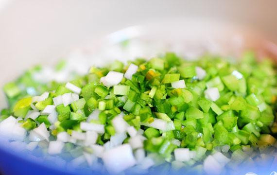 1. Этап. Итальянский куриный суп: 4. Слить куриный бульон в отдельную емкость и поджарить лук, зеленый перец, сельдерей и халапеньо в 1 столовой ложке оливкового масла в отдельной кастрюле на среднем огне до мягкости и золотистого цвета, около 10 минут.