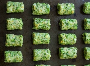 1. Этап. Котлеты из брокколи в духовке: 5. Подготовьте противень, смазав его растительным маслом или застелив пергаментом. Сформируйте небольшие котлетки, выложите их на противень. Отправьте его в духовку.