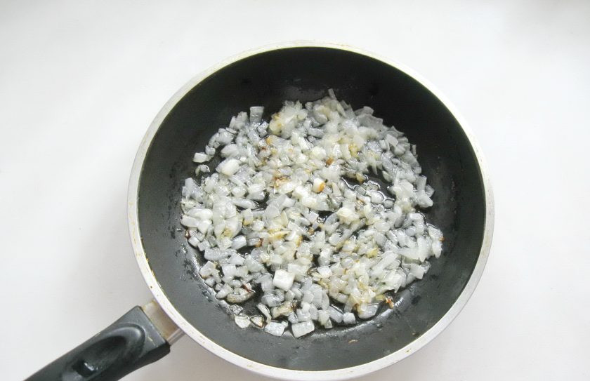 1. Этап. Куриные котлеты с баклажанами: Налейте рафинированное подсолнечное масло и поджарьте лук до прозрачности.