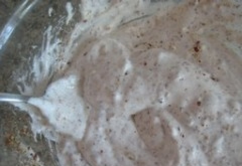 1. Этап. Торт Ореховый полет: 4. После того, как ввели весь сахар и он растворился, добавляем к массе растертые орехи. Перемешиваем очень осторожно, ложкой снизу вверху.