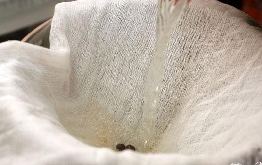 1. Этап. Рыбная солянка с семгой: 3. Из бульона вынимаем все, что там варилось, сложим марлю в несколько слоев и процедим через нее бульон.