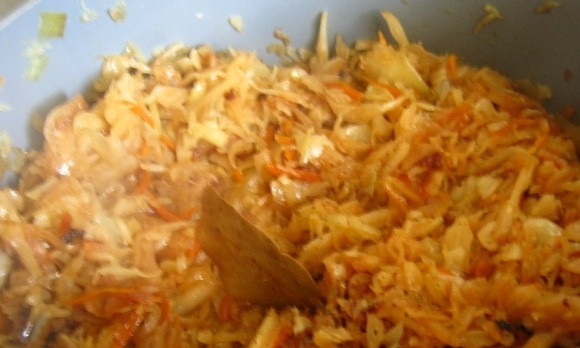 1. Этап. Тушеная капуста: Далее добавьте уксус, соус и лавровый лист.