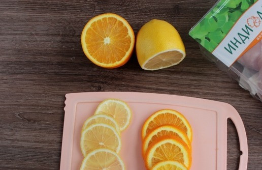 1. Этап. Филе грудки индейки в апельсиновом соусе: Вымойте апельсин и лимон, нарежьте кружочками толщиной 3-4 мм