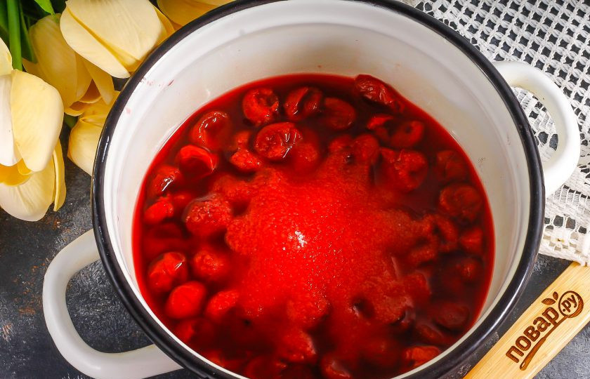 1. Этап. Панна-котта с вишней: В это время вишню очистите от косточек, высыпьте в кастрюлю или ковш. Добавьте сахар и уварите примерно 8-10 минут на среднем нагреве. Затем остудите.