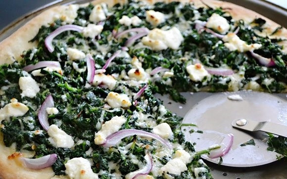 1. Этап. Пицца со шпинатом, луком и сыром: 9. Разрежьте сразу пиццу на кусочки и подавайте.