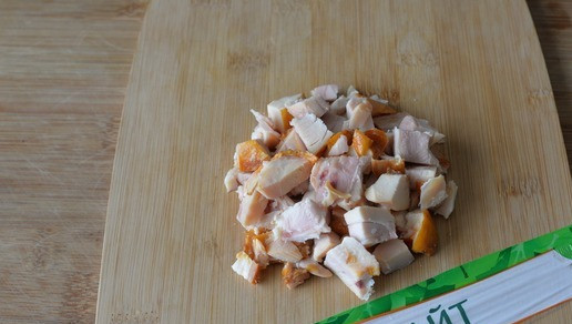 1. Этап. Салат Загадка для гостей: Отделяем филе индейки от кости и нарезаем кубиками.