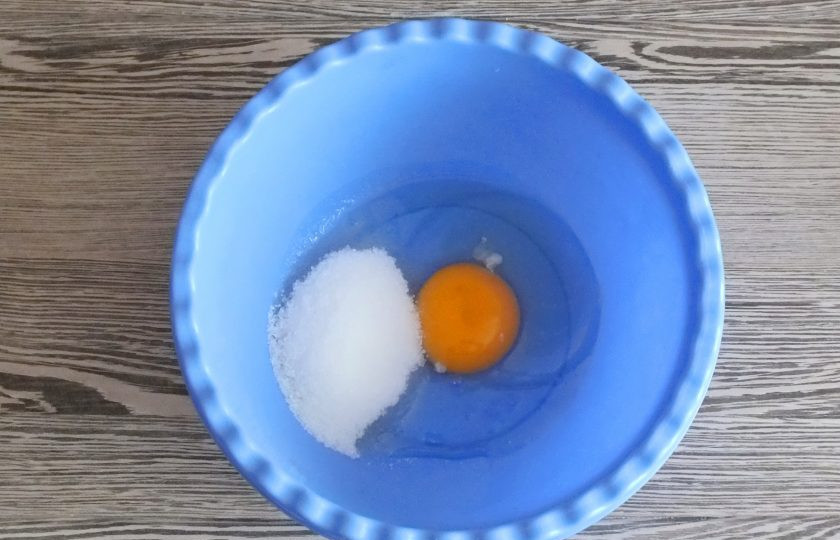 1. Этап. Ленивые булочки: В чаше соедините яйцо и 50 грамм сахара. Взбейте миксером в пышную пену.
