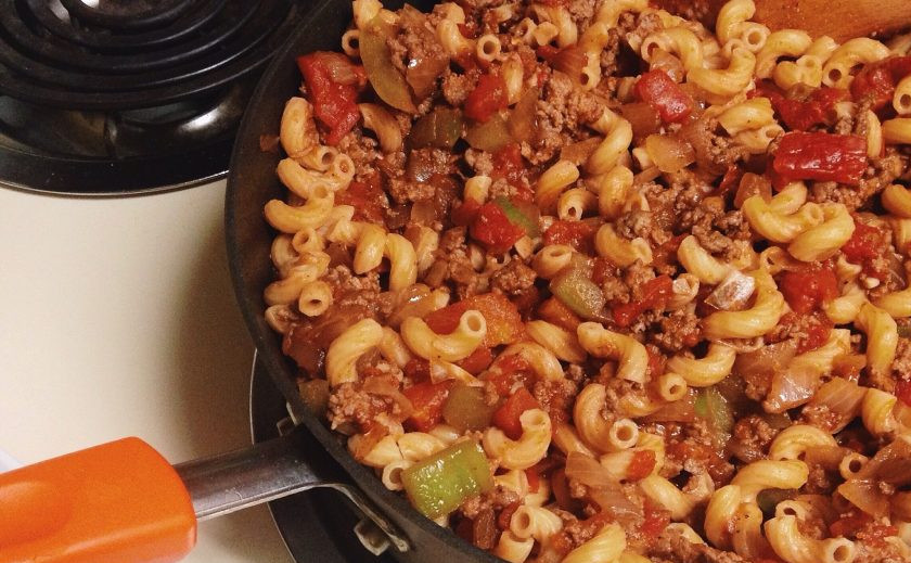 1. Этап. Макароны с фаршем и овощами: 8. Добавьте в сковороду отварные макароны и перемешайте, по вкусу посолите и поперчите. Прогрейте все несколько минут и подавайте к столу.