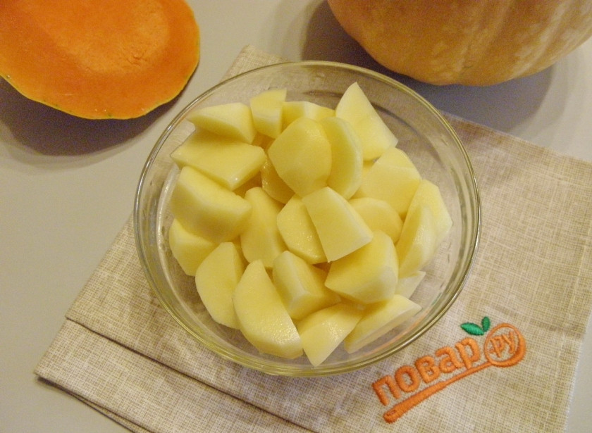 1. Этап. Тыква, запеченная целиком, с начинкой: Очистите картофель, порежьте небольшими кусочками и отварите в соленой воде до полуготовности. Слейте воду.