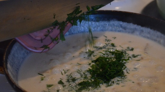 1. Этап. Сырно-грибной соус: Кладем измельченный укроп.