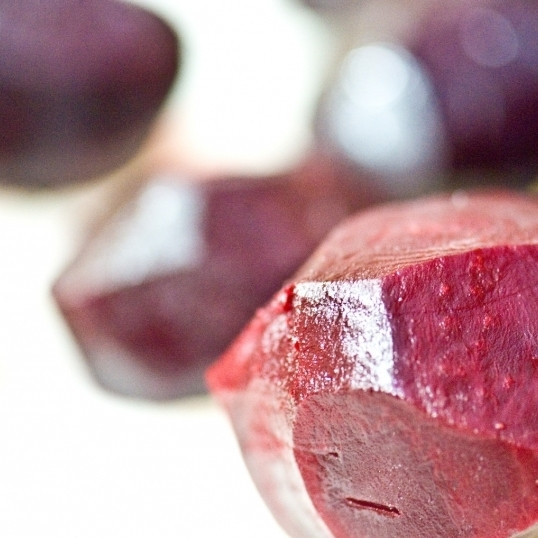 1. Этап. Салат из свеклы и яблок: Достаем готовую свеклу из духовки, остужаем и очищаем.