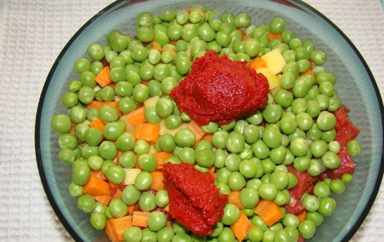 1. Этап. Кебаб в пергаменте: К мясу добавляем нарезанные небольшими кусочками картофель и морковь. Затем добавим горошек, мелко нарезанный лук-шалот и томатную пасту.