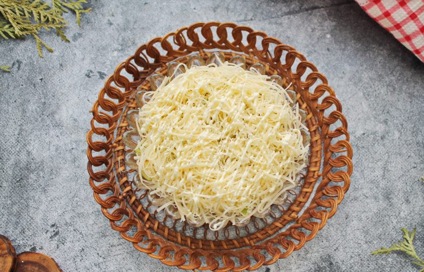 1. Этап. Салат Франция: Сыр натрите на средней терке и полностью покройте им салат. Сделайте сеточку из майонеза, украсьте салат зеленью и подавайте к столу.