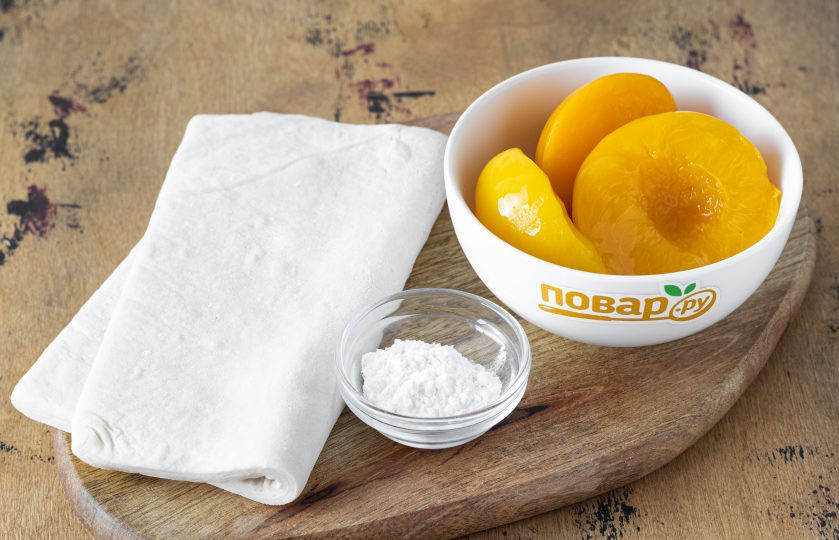 1. Этап. Слойки с консервированными персиками: Подготовьте все ингредиенты.