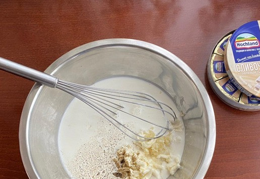 1. Этап. Макароны Сливочные: Сливки смешайте с натертым плавленным сыром ТМ 