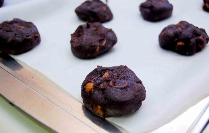 1. Этап. Печенье Двойной шоколад с миндалём: 3. Затем сформируйте из теста небольшие печенки. Выложите их на противень с пергаментной бумагой.