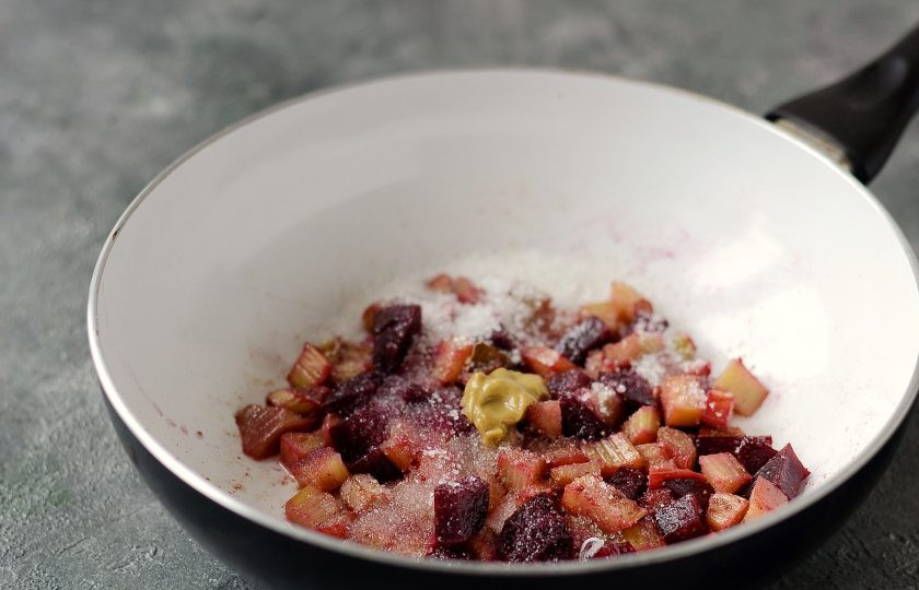 1. Этап. Соус из ревеня: Добавьте сахар, сок лимона и горчицу. Перемешайте и тушите на медленном огне 30-40 минут под крышкой.