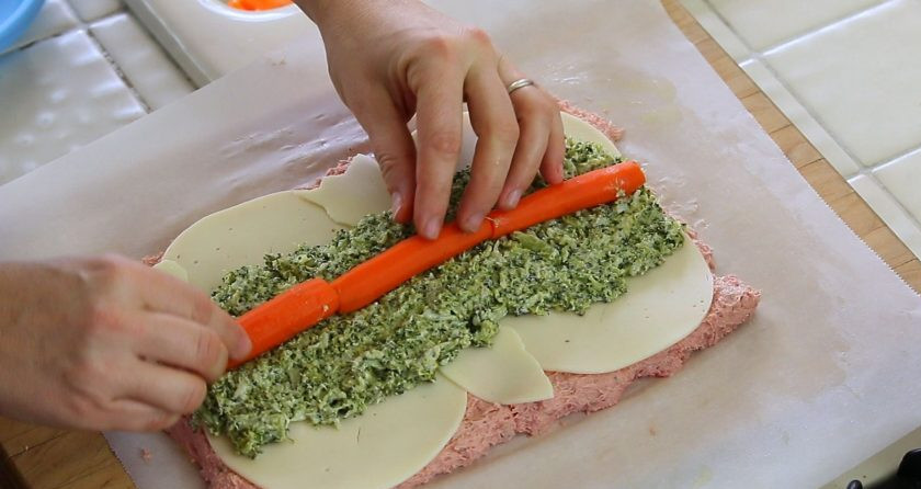 1. Этап. Мясной рулет с брокколи: 5. Далее на фарш выложите полутвёрдый сыр, брокколи и нарезанную вдоль морковь в центр.