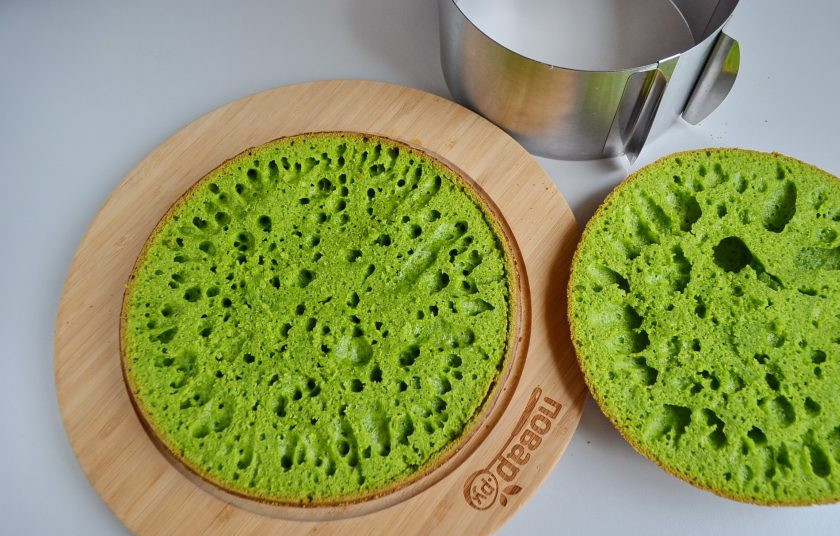 1. Этап. Новогодний торт Лесной мох: Остывший бисквит поставьте на блюдо или широкую ровную тарелочку. Срежьте треть (верхушку), она понадобится для оформления тортика. Срежьте коричневые бока.