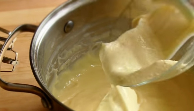 1. Этап. Шоколадный медовик Спартак: 7. В охлажденный до комнатной температуры крем добавьте мягкое сливочное масло и взбейте миксером.