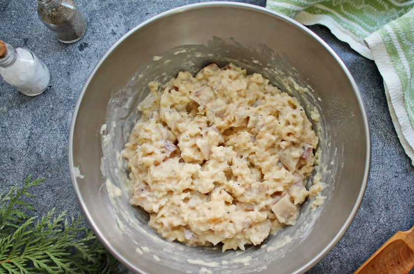 1. Этап. Рубленые рыбные котлеты из минтая: Уберите фарш в холодильник на 30 минут, чтобы настоялся.