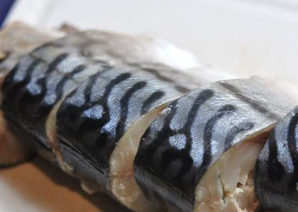 1. Этап. Рыба в рукаве в мультиварке: Рыбу чистим, потрошим и моем. Нарезаем на кусочки.