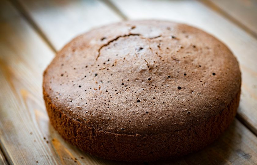 1. Этап. Шоколадный торт с кремом из маскарпоне: Выпекайте бисквит в уже заранее разогретой до 180 градусов духовке в течение 25-30 минут. Готовый бисквит получается высотой в 5 см. Все то же самое сделайте для приготовления второго бисквита. Оба бисквита следует полностью охладить, обернуть в пищевую пленку и выдержать ночь в холодильнике.