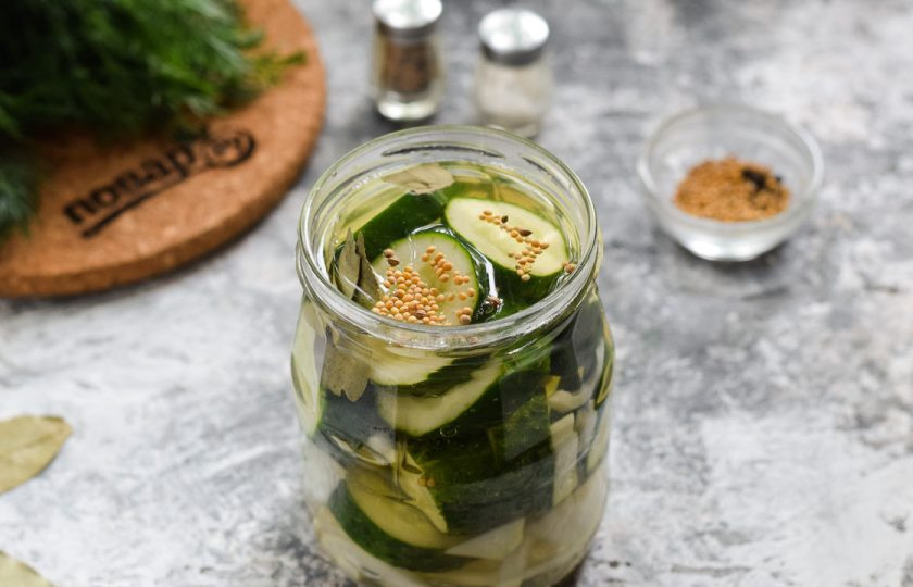 1. Этап. Огурчики по-болгарски на зиму: Залейте маринад в банки с огурцами.