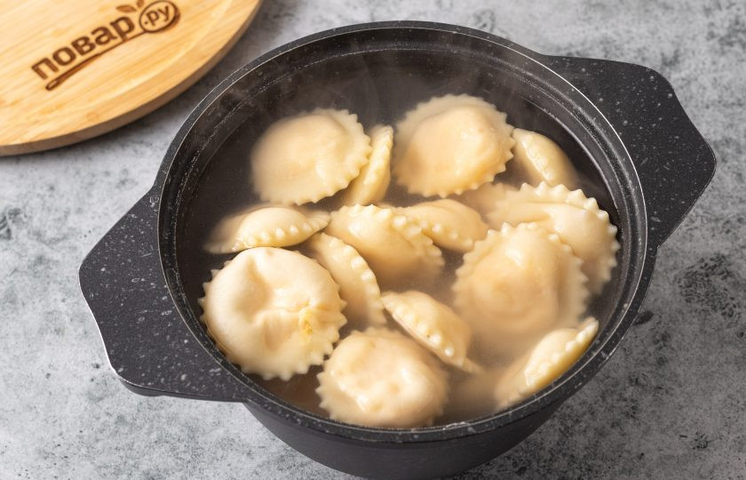 1. Этап. Равиоли с тыквой и рикоттой: Отварите равиоли в кипящей подсоленной воде 5-6 минут. Затем слейте воду и откиньте на сито.