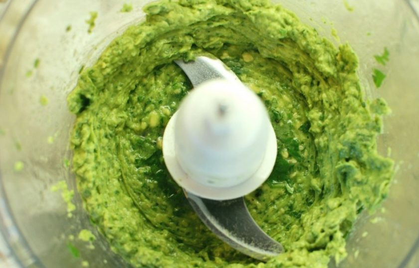 1. Этап. Спагетти с Песто из авокадо: 2. Очистите авокадо от кожуры, удалите косточку, нарежьте его крупно и выложите в блендер, добавьте кинзу, очищенный перец, соль, перец, тертый сыр, лимонный сок. Взбейте до образования пасты, влейте оливковое масло.