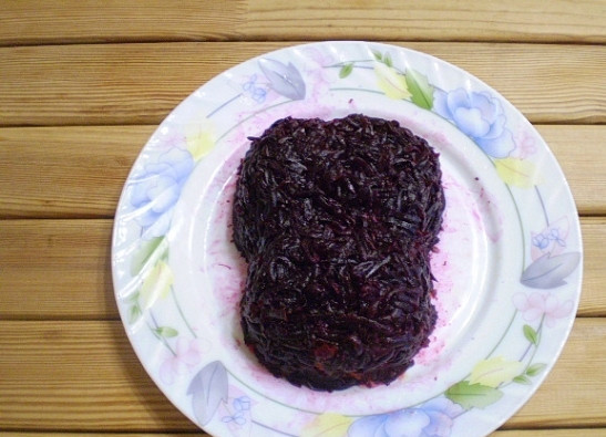 1. Этап. Селедка под шубой в виде обезьянки: Последний слой — свекла (только уже без майонеза).