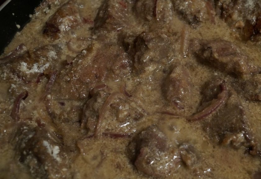 1. Этап. Жареная свиная печень: 5. Когда лук будет готов, отправьте его к печени и залейте все сметаной. Можно добавить немного воды. Теперь самое время посолить и приправить, после чего печень нужно тушить на слабом огне около 15 минут. Благодаря сметане печень становится мягче и нежнее.