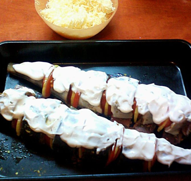 1. Этап. Рыба кижуч, запеченная в духовке: Смазываем рыбу майонезом.