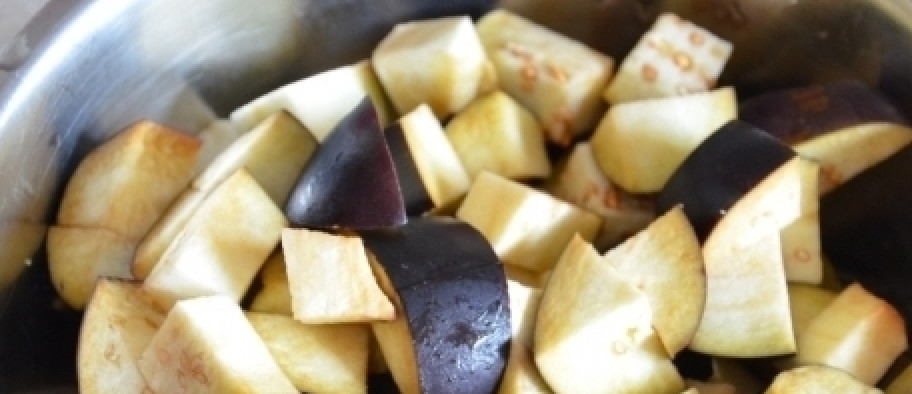 1. Этап. Баклажаны с чесноком соленые: Подготавливаем баклажаны. Моем, отрезаем хвостик и носик, режем на средние кубики. Заливаем на 30 мин. раствором воды и соли (1 ст.л. на 1 л.), чтобы убрать горечь из баклажанов.