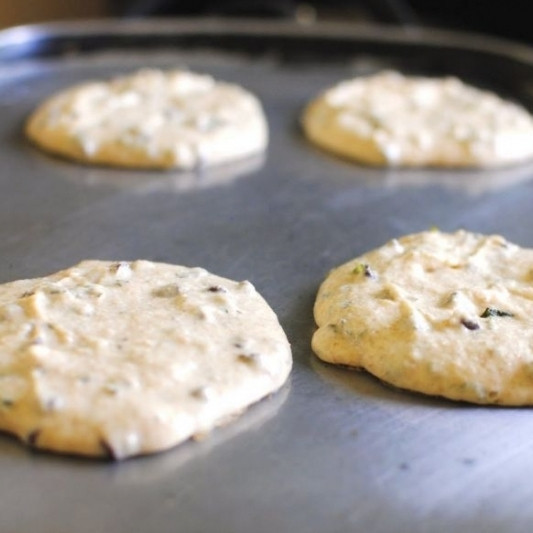 1. Этап. Оладьи с базиликом и шоколадом: Сковороду смазываем растительным маслом. Маленькими порциями выкладываем на сковороду тесто и печем оладьи.