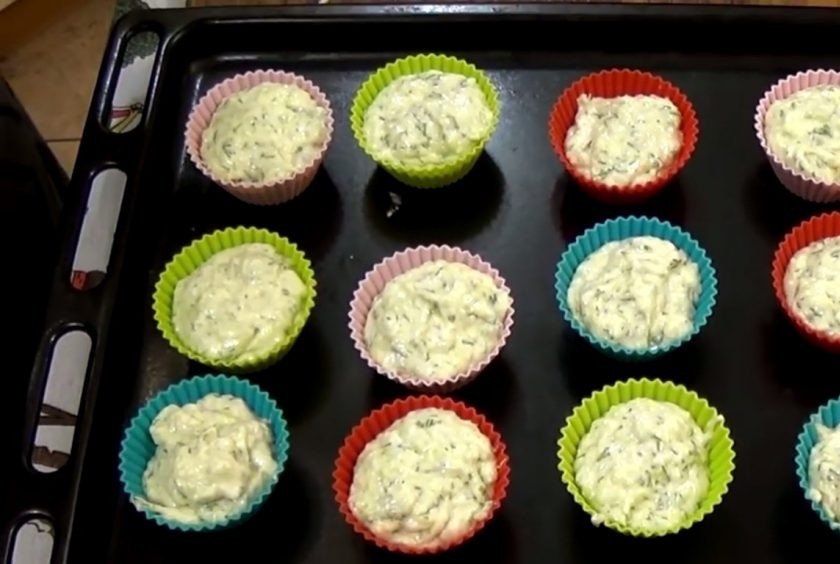 1. Этап. Маффины с кабачками: 3. Хорошо перемешайте тесто и добавьте рубленый укроп. Выложите тесто в формы для маффинов, посыпьте тертым сыром и отправьте в разогретую до 190 градусов духовку на 25 минут. Приятного аппетита!