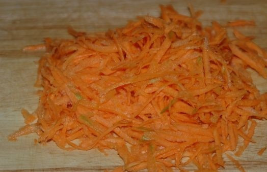 1. Этап. Куриные крылышки в сметане: 5. Морковь вымыть, очистить и натереть на терке.