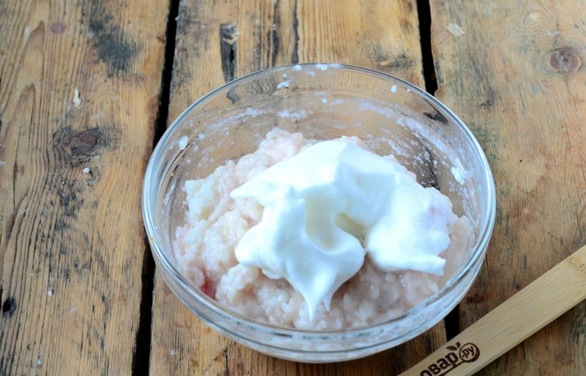 1. Этап. Террин из рыбы: Рис отварите до готовности и также измельчите в блендере до состояния кашицы. Отправьте измельченный рис с рыбе. Добавьте соль, мускатный орех, перец, сливки, перемешайте массу. Белок взбейте со щепоткой соли до устойчивых пиков. Добавьте белок к рыбе и перемешайте все до однородного состояния.