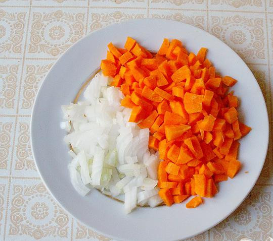 1. Этап. Свинина тушеная с картофелем, тыквой и морковью: 3. Очищаем морковь и лук. Мелко нарезаем лук, а морковь нарезаем чуть крупнее. В растительном масле, до прозрачности спассеруем половину нарезанного лука. Теперь добавляем мяса, и минут тридцать с закрытой крышкой тушим на небольшом огне. Затем добавляем картофель и тушим минут пятнадцать еще. Перчим и солим.