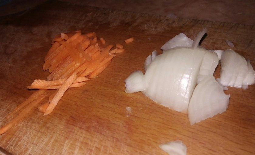 1. Этап. Лапша домашняя на курином бульоне: 4. Лук и морковь нарезаем и поджариваем на растительном или сливочном масле (как больше нравится). Когда закипит картофель, отправьте поджарку в бульон.