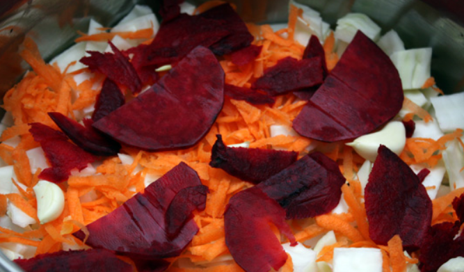 1. Этап. Капуста, маринованная по-корейски со свеклой: Теперь выкладываем все овощи слоями в большую кастрюлю. Также добавляем зубчики чеснока.