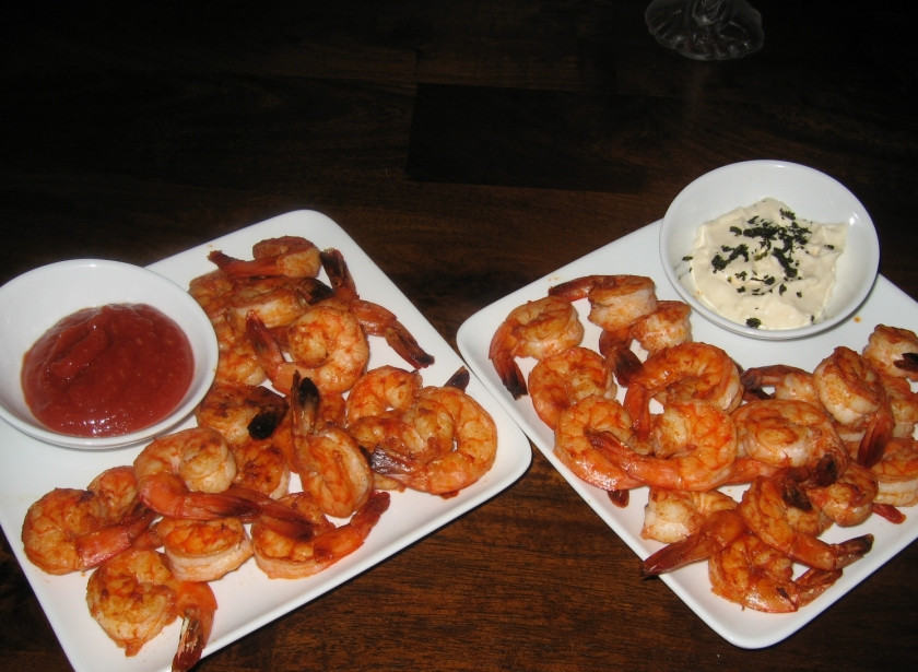 1. Этап. Креветки с соусом: 8. Подаем креветки с разными видами соусов: красным и белым. Морепродукты всегда хорошо сочетаются с острым соусом.