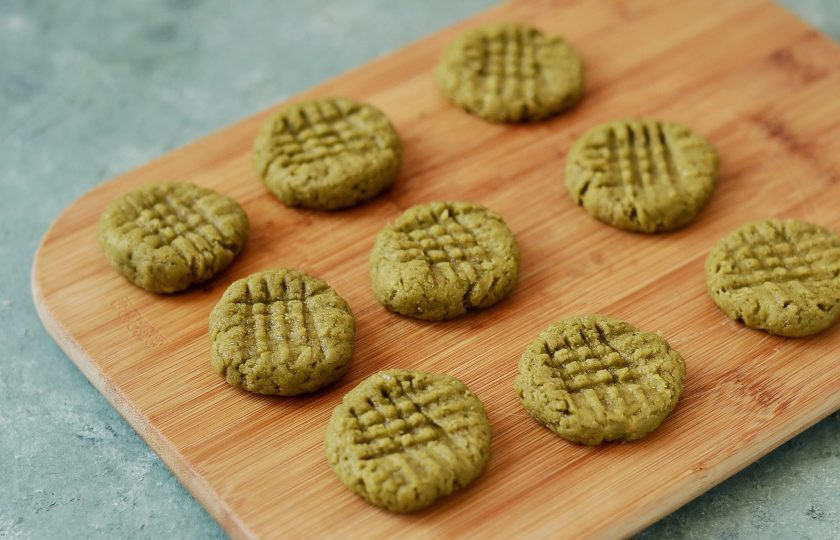 1. Этап. Печенье из урбеча: Разделите тесто на шарики по 20 грамм, расплющьте их с помощью вилки. Выпекайте печенье в заранее разогретой до 150 градусов духовке 15 минут.