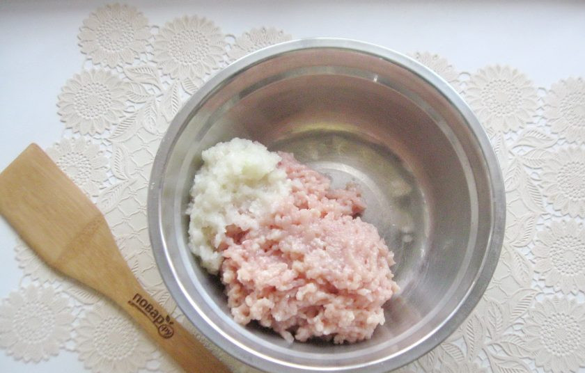 1. Этап. Паровые котлеты в микроволновке: Репчатый лук очистите. Помойте лук и куриное филе. Пропустите оба ингредиента через мясорубку.