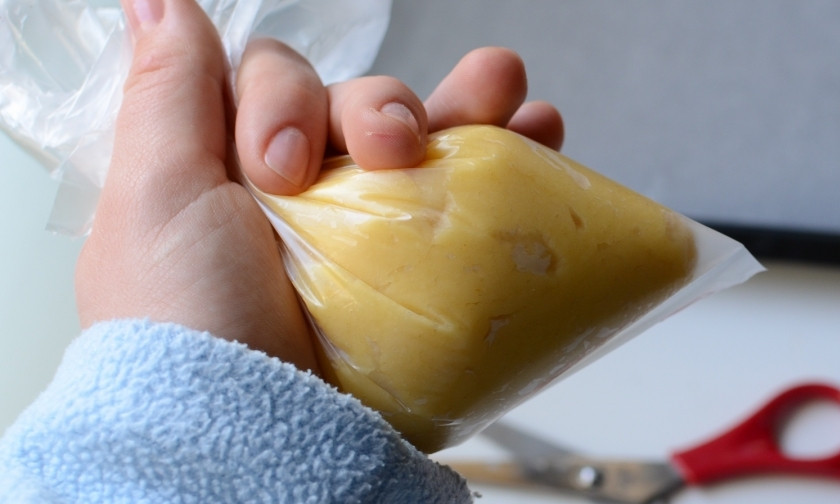 1. Этап. Эклеры с шоколадным кремом: Замесите тесто ещё раз. Выложите в целлофановый пакет или в пищевую плёнку.