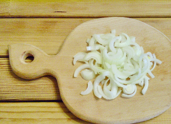 1. Этап. Салат к шашлыку: 5. Лук порезать полукольцами, помять руками, посолить, чтобы пустил сок.