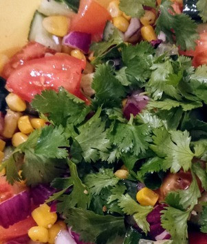 1. Этап. Салат Скоро лето: Посыпать красным жгучим перцем и петрушкой.